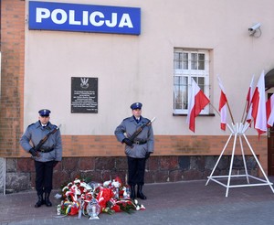 policjanci biorą udział w uroczystości