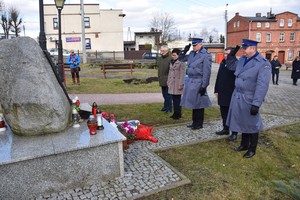 policjanci biorą udział w uroczystości