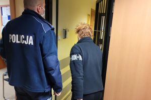 policjant z zatrzymaną za kradzieże kobietą