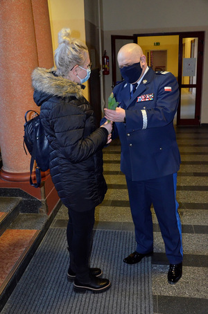 Z okazji Dnia Kobiet Komendant Wojewódzki Policji w Gdańsku wraz z umundurowanymi funkcjonariuszami wita kwiatami i słodkim poczęstunkiem funkcjonariuszki i Panie pracujące w  Komendzie Wojewódzkiej Policji w Gdańsku.