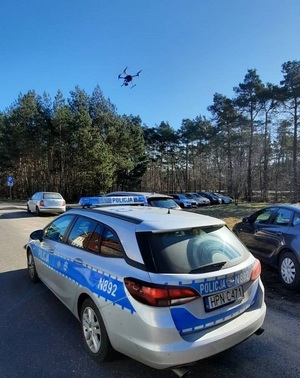 policjanci drogówki pracowali z dronem