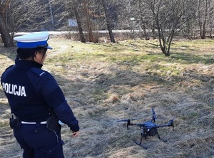 policjanci drogówki pracowali z dronem