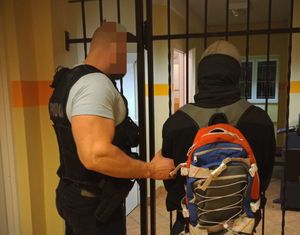 policjant z zatrzymanym sprawcą kradzieży