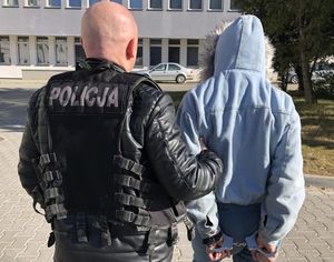 policjant z zatrzymanym za kradzież paliwa i zabezpieczone do sprawy przedmioty