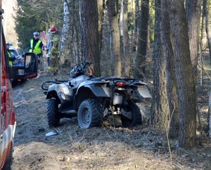 policjanci pracują na miejscu wypadku z udziałem kierowcy quada. Na zdjęciach rozbity quad.