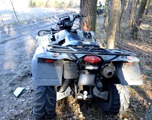 policjanci pracują na miejscu wypadku z udziałem kierowcy quada. Na zdjęciach rozbity quad.