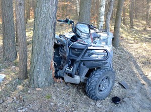 policjanci pracują na miejscu wypadku z udziałem kierowcy quada. Na zdjęciach rozbity quad.