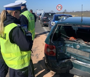 policjanci pracują na miejscu kolizji