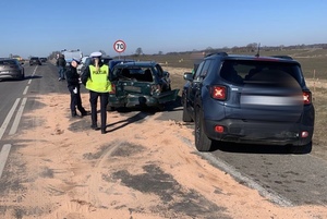 policjanci pracują na miejscu kolizji