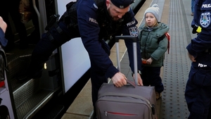 policjanci pomagają Ukraińcom