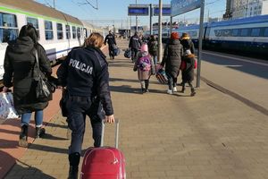 Policjanci w trakcie patrolu na dworcu