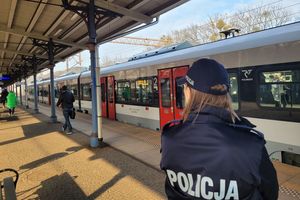 Policjanci w trakcie patrolu na dworcu