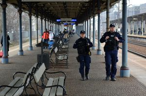 Policjanci w trakcie patrolu na dworcu