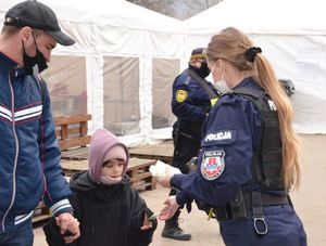 Policjanci pomagają uchodźcom