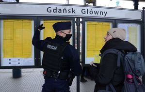 Policjanci pomagają uchodźcom