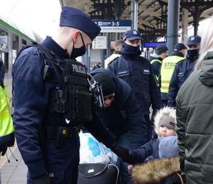 Policjanci pomagają uchodźcom