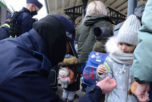 Policjanci pomagają uchodźcom