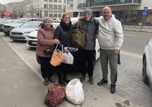 policjant i przywiezieni do Polski  z Ukrainy mama z synem