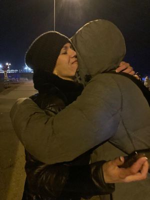 policjant i przywiezieni do Polski  z Ukrainy mama z synem