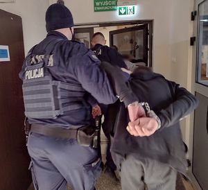 policjanci prowadzą zatrzymanych mężczyzn