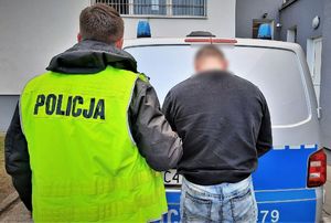 policjanci prowadzą zatrzymanych mężczyzn