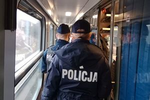 policjanci pomagający obywatelom Ukrainy