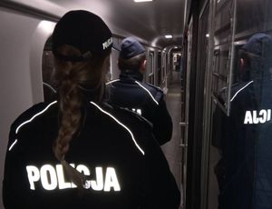 policjanci pomagający obywatelom Ukrainy