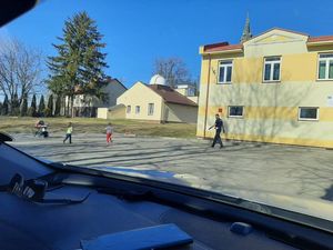 policjant bawi się z dziećmi