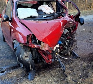 policjanci pracują na miejscu śmiertelnego wypadku