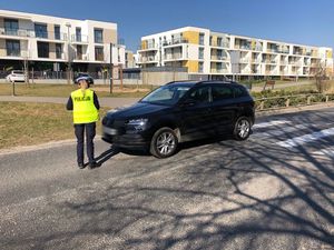 policjant kontroluje auto