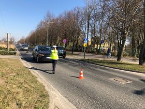 policjant kontroluje auto