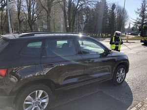 policjant kontroluje auto