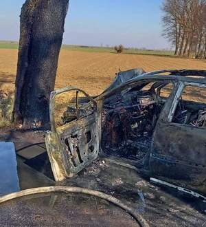 wypadek śmiertelny, spłonął pojazd po uderzeniu w drzewo