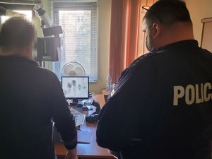 policjant z zatrzymanym mężczyzną