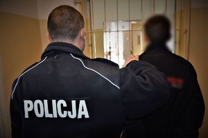 policjant prowadził zatrzymanego