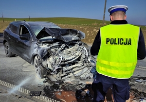 policjant prowadzi oględziny pojazdu