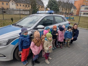 przedszkolaki w odwiedzinach u policjantów