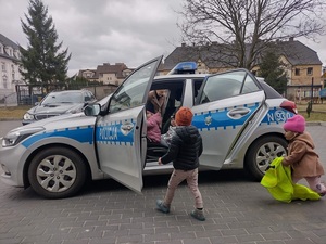 przedszkolaki w odwiedzinach u policjantów