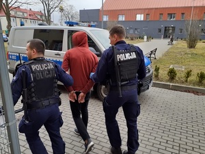 policjant z zatrzymanym mężczyzną