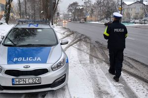 policyjny radiowóz w trakcie prowadzonych pomiarów prędkości