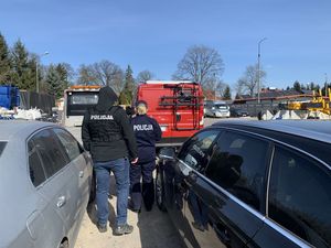 policjanci pracujący na miejscu zabezpieczenia samochodów