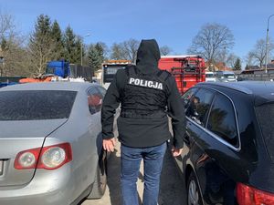 policjanci pracujący na miejscu zabezpieczenia samochodów