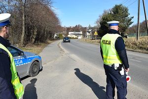 policjanci podczas kontroli drogowej