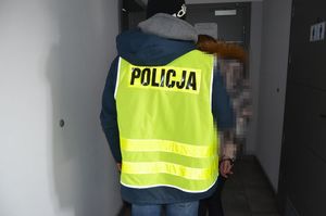 policjant z zatrzymaną kobietą