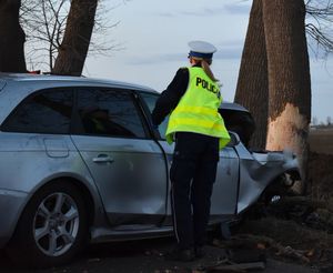 policjanci pracują na miejscu wypadku drogowego