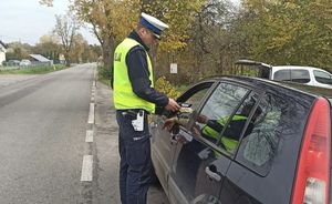 policjanci kontrolują kierowców