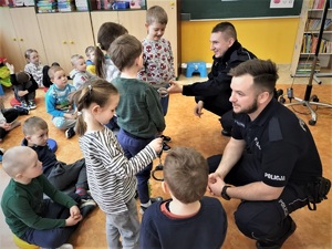 policjanci na spotkaniu z przedszkolakami