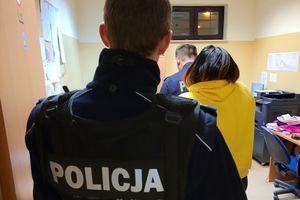 policjanci z zatrzymaną kobietą