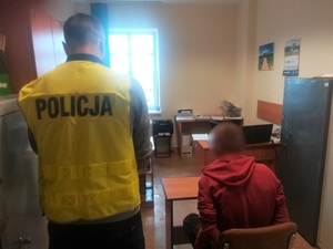 policjanci z zatrzymanym w trakcie przesłuchań