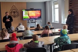 policjanci na spotkaniu z dziecmi